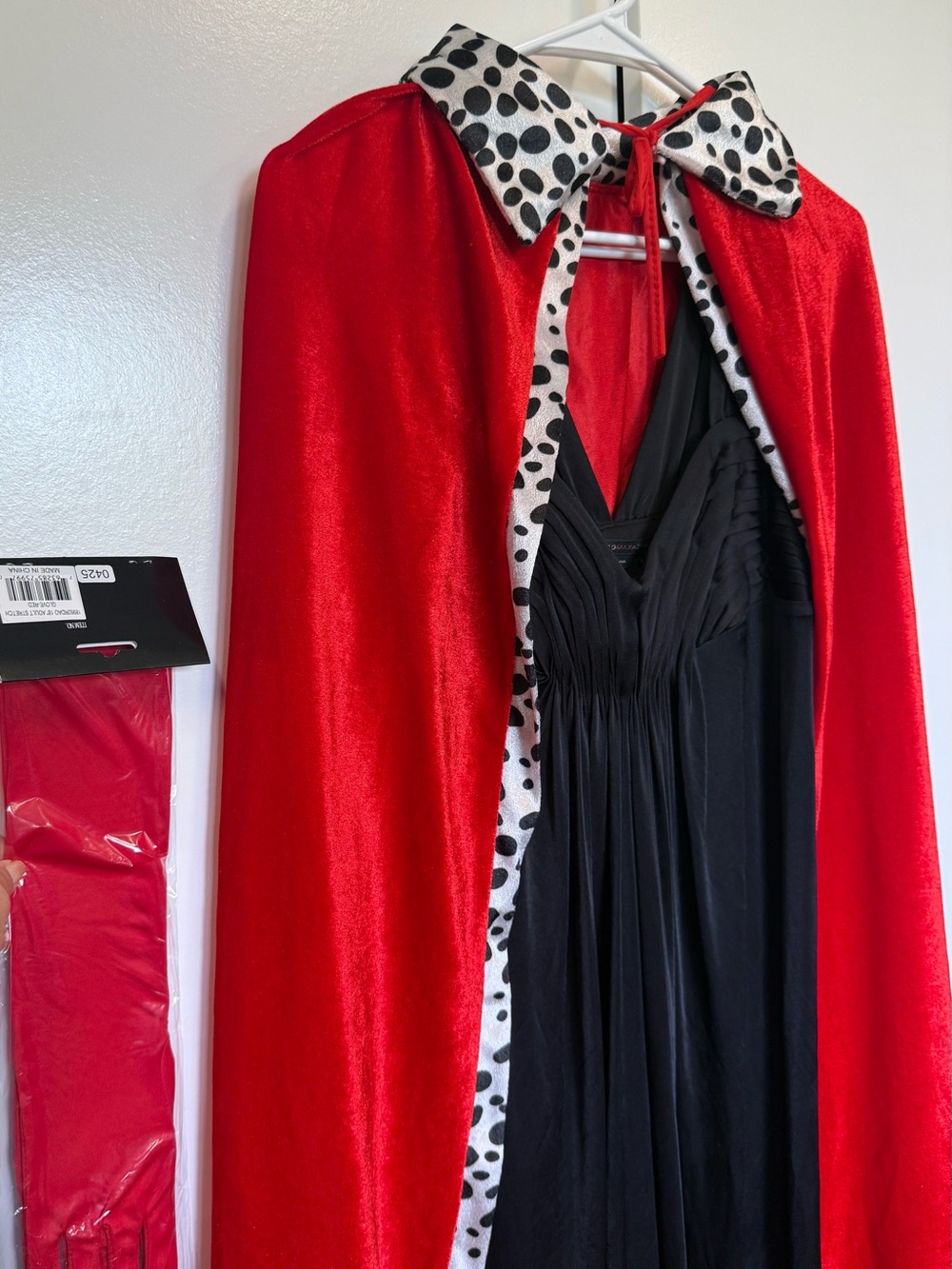 Cruella deville cape with Dalmatian Trim, new gloves and wig. Halloween, theater